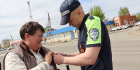 Госавтоинспекторы Чесмы вручили водителям георгиевские ленточки - Степные зори